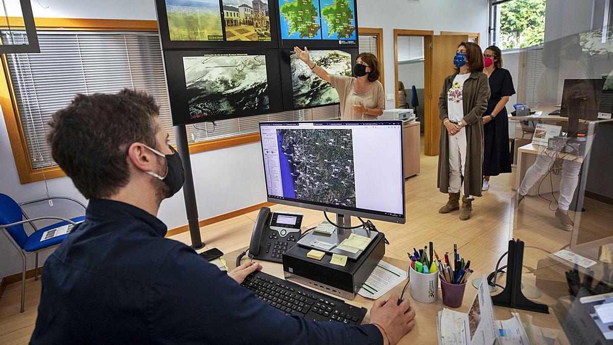 La conselleira de Medio Ambiente, ayer en las instalaciones de MeteoGalicia. |   // L. O.