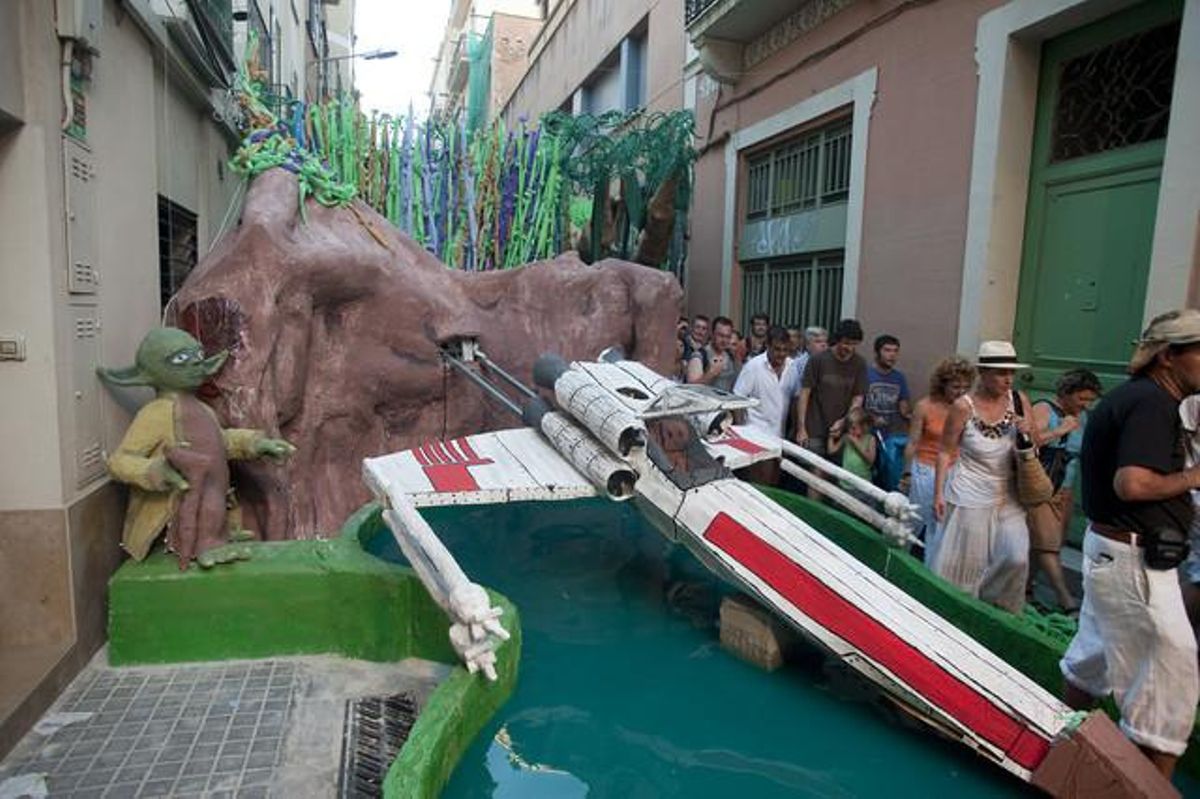 Una de las naves de ’La guerra de las galaxias’ aterriza en la calle del Progrés.