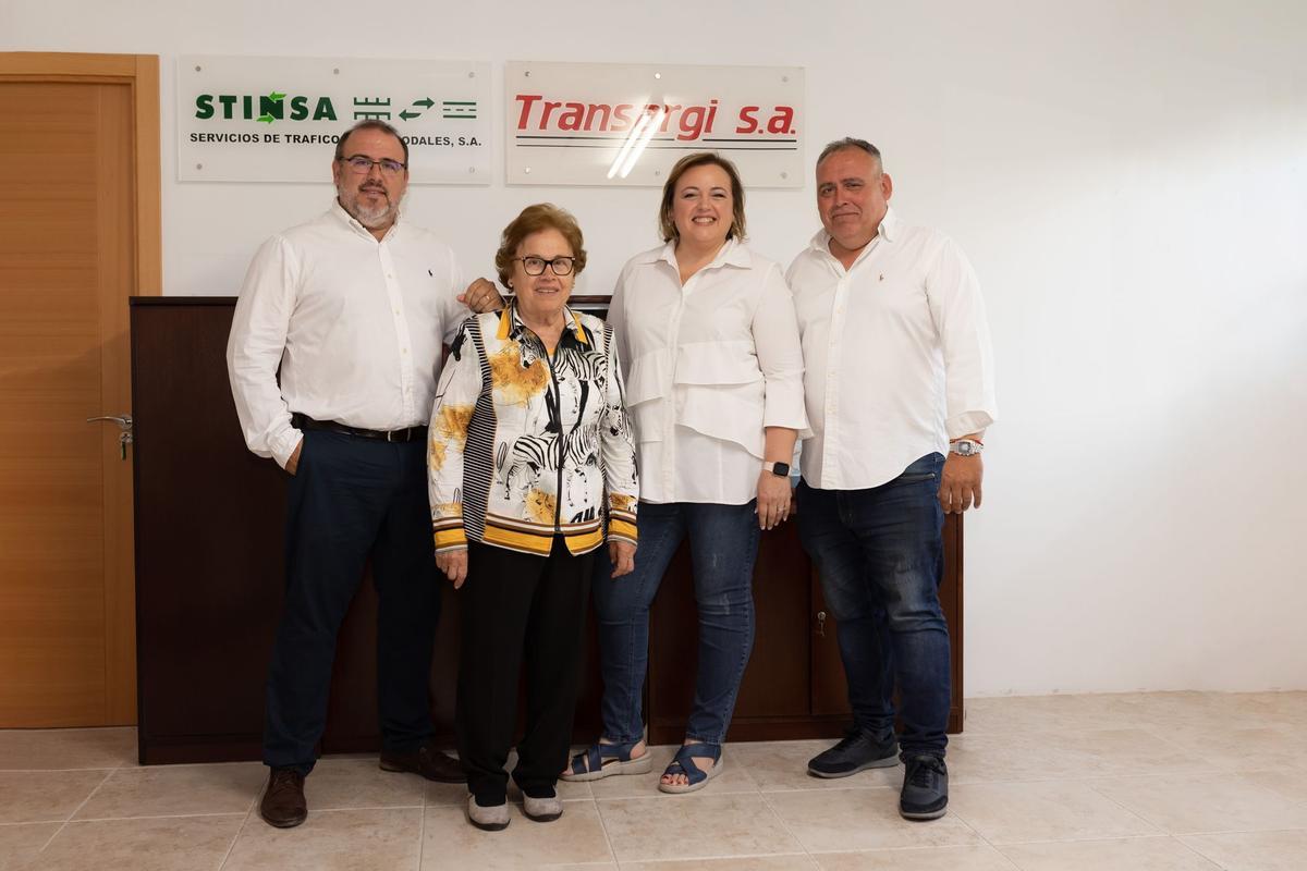 Carmelo, Pilar y Antonio Martínez dirigen en la actualidad la empresa familiar, que presta servicios de transporte y logística, y es un referente en el sector..