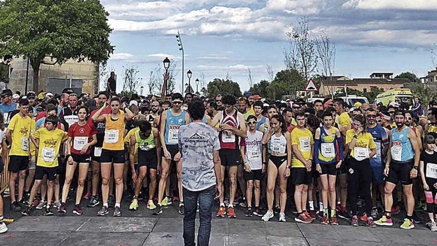 Los atletas esperan el momento de la salida de la carrera.