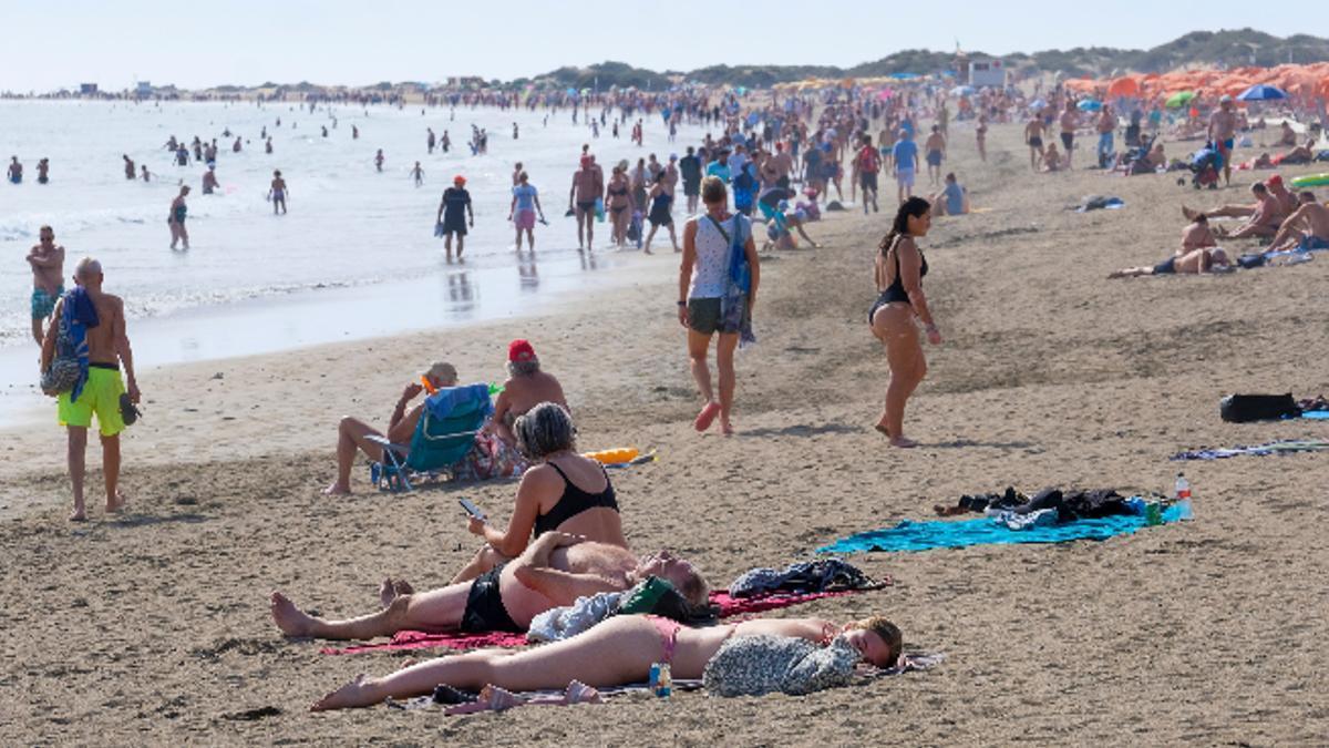 Turistas en Playa del Inglés.