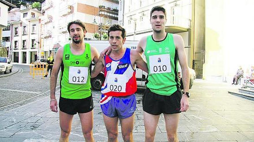 Dionisio Martínez, en Cudillero, flanqueado por el segundo y tercer clasificados, Pablo Alonso y Abraham García.