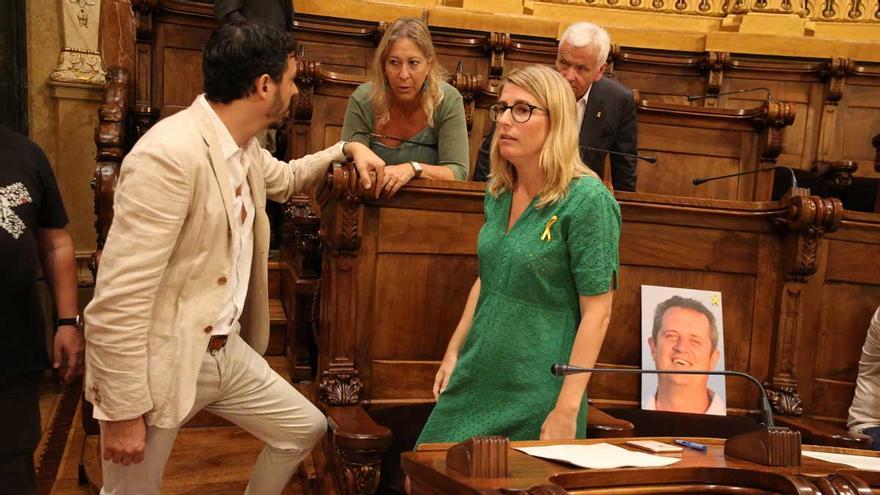 Colocan la foto de Joaquim Forn en el pleno del Ajuntament de Barcelona