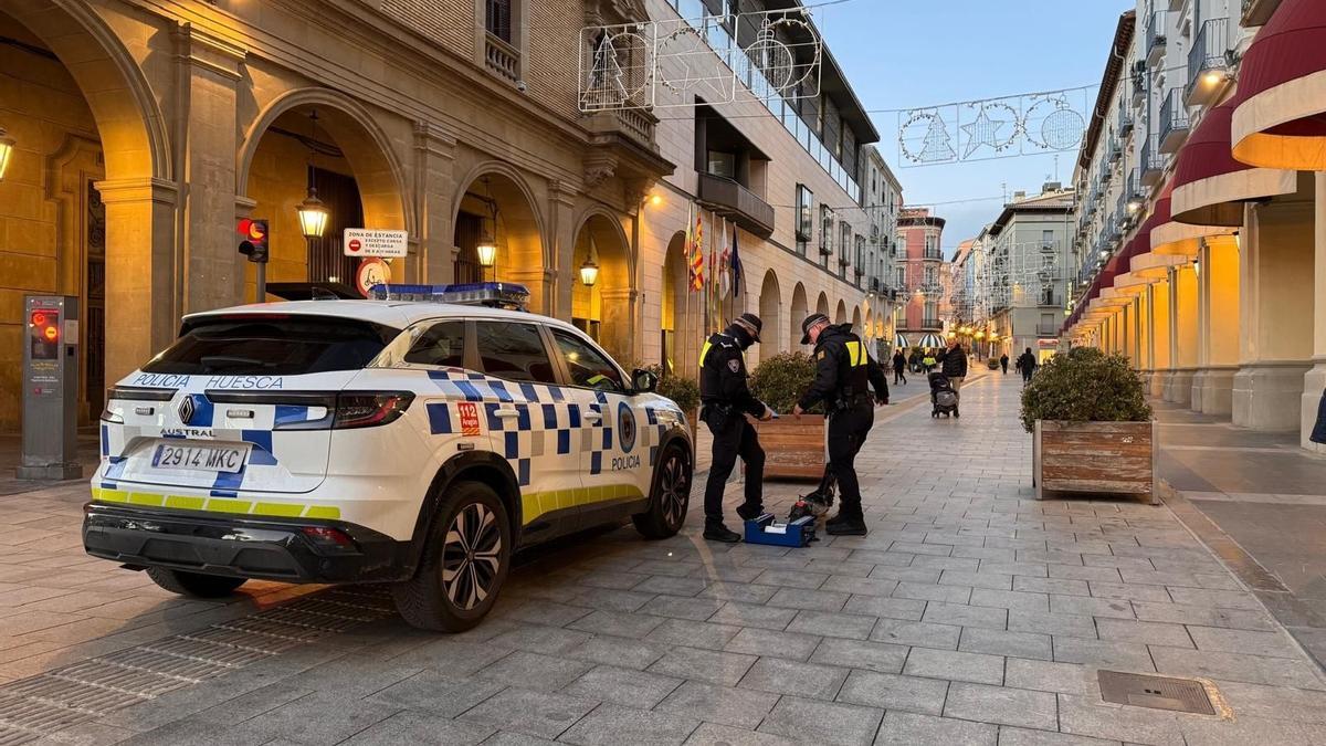 Dos agentes de la Policía Local de Huesca con el dinamómetro