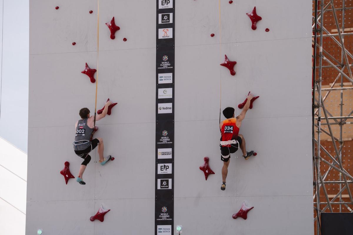 Escaladores durante la ronda clasificatoria masculina de velocidad