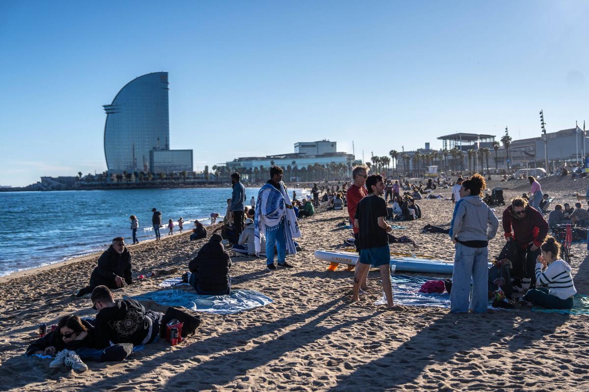 En manga corta a 8 de diciembre en Barcelona. La buena temperatura, llena las playas de la ciudad.