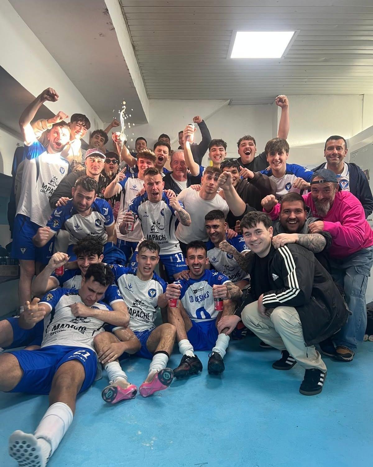 La plantilla del Cesantes, celebrando el ascenso en el vestuario.