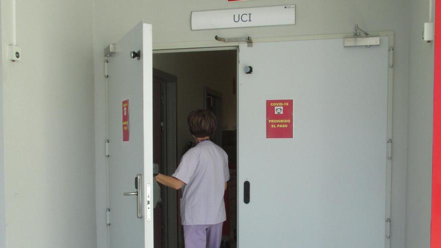 Entrada al servicio de la UCI del hospital de Gandia