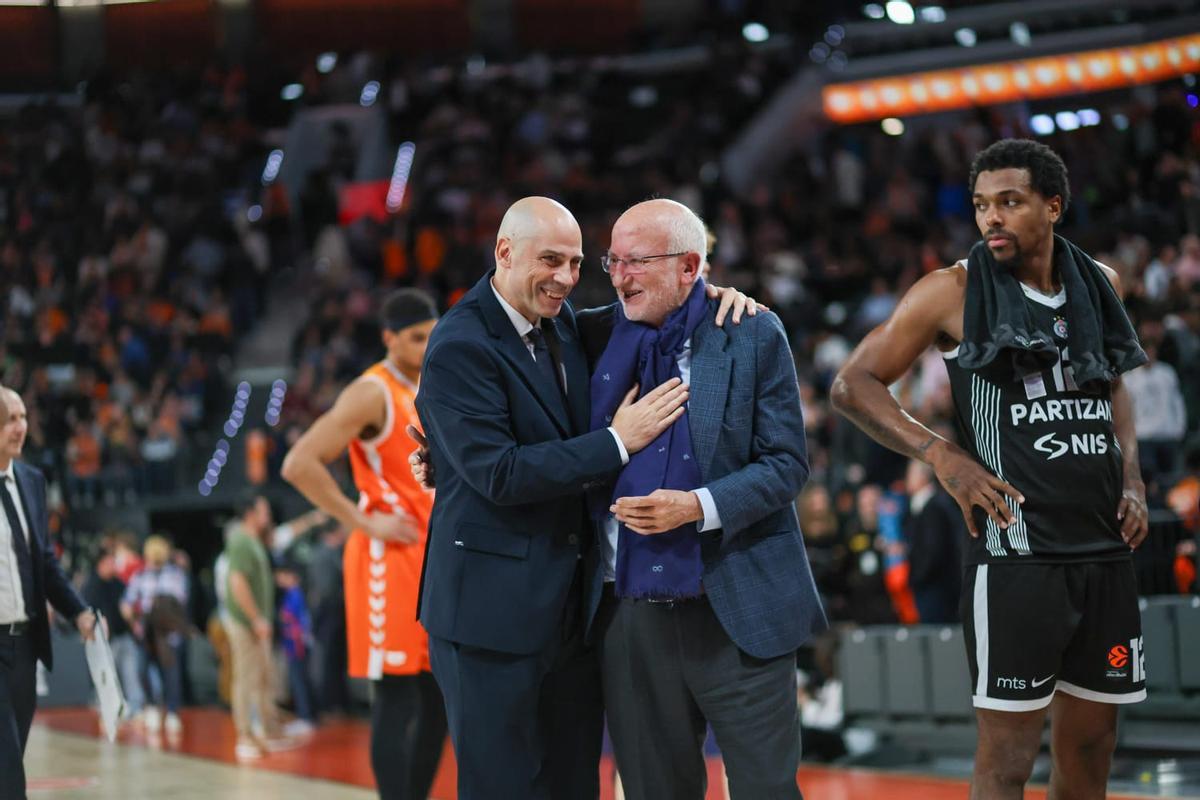 Joan Peñarroya saluda al máximo accionista de Valencia BC, Juan Roig