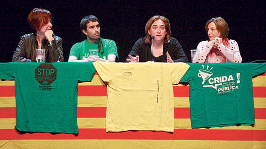 Iñaki Aicart, de la Assemblea, junto a Ada Colau y Forcadell.