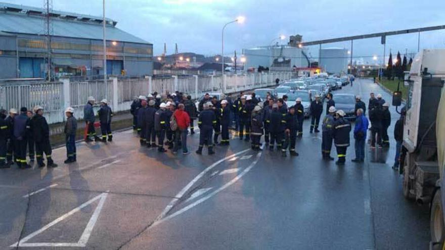 Aspecto de la vía de acceso a las instalaciones de Alcoa, ayer, de madrugada, durante el segundo corte de tráfico.