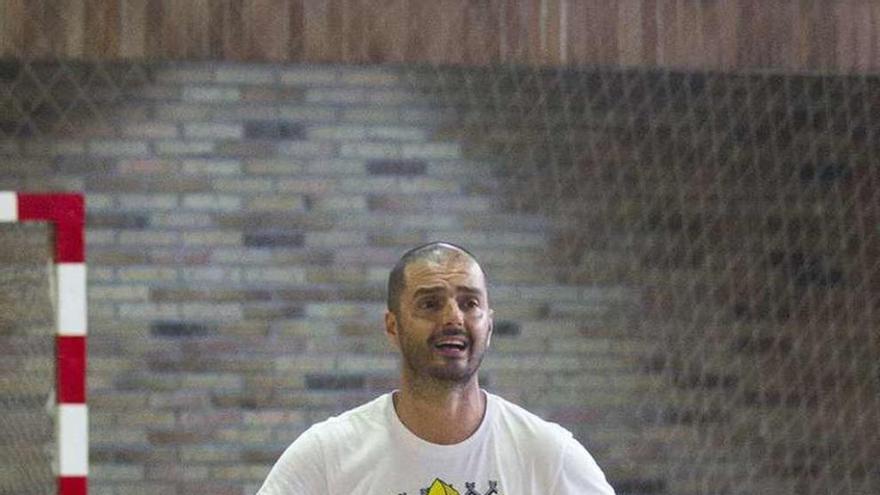 Gómez, ayer, en su primer entrenamiento en O Berbés. // M. Canosa