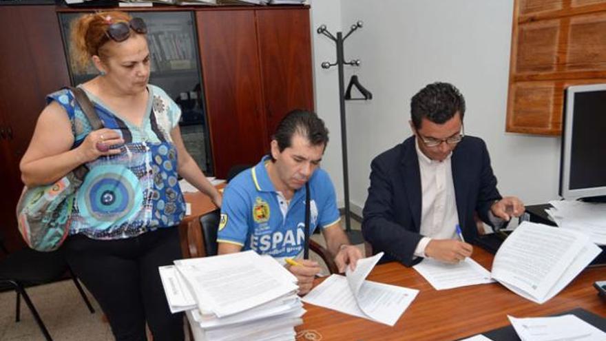 Rodríguez junto a los nuevos empresarios del local A del paseo de Melenara, ayer durante la firma del contrato. | yaiza socorro