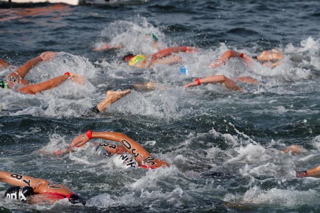 Los nadadores compiten durante la Natación en aguas abiertas de 5 km para mujeres en el Campeonato Mundial de Natación FINA 2019 en Yeosu.