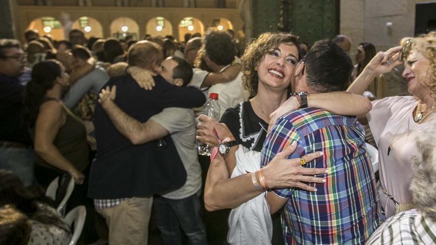 La cascada de dimisiones en la Federació de Fogueres pone en una situación delicada a su presidenta