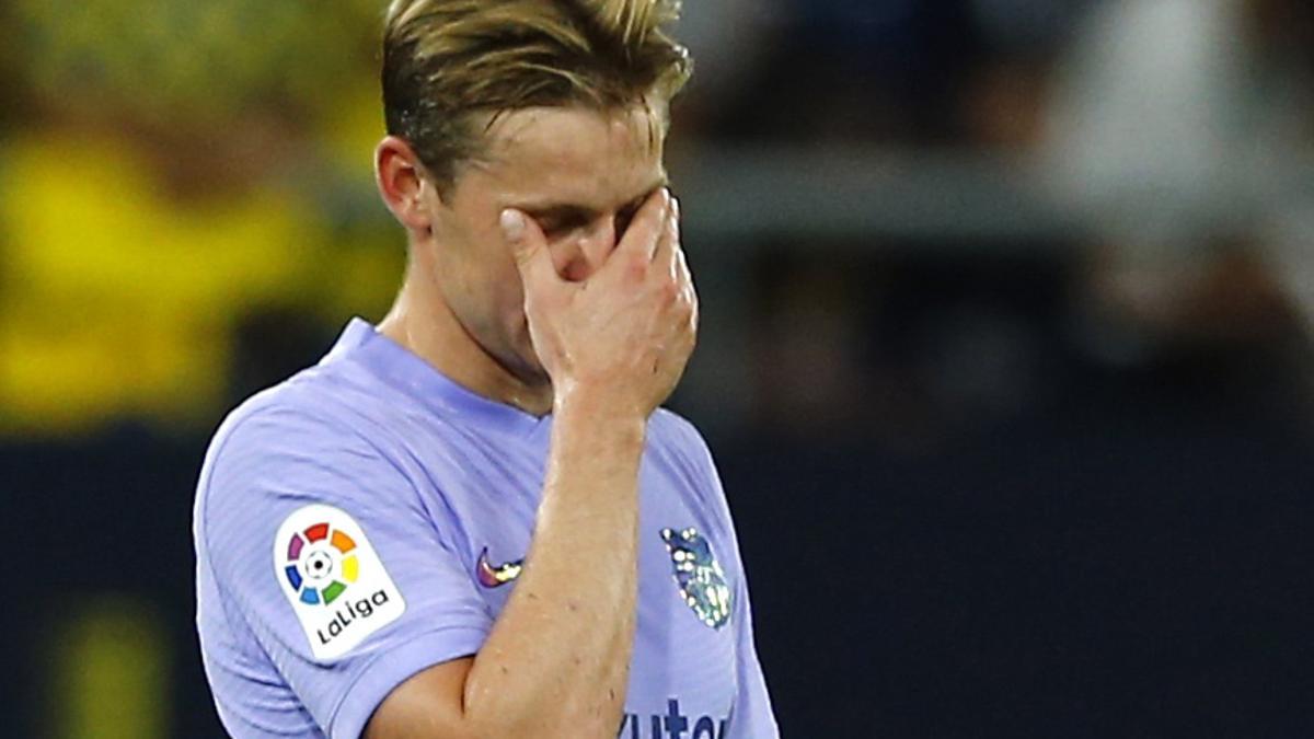 Frankie de Jong se tapa la cara.