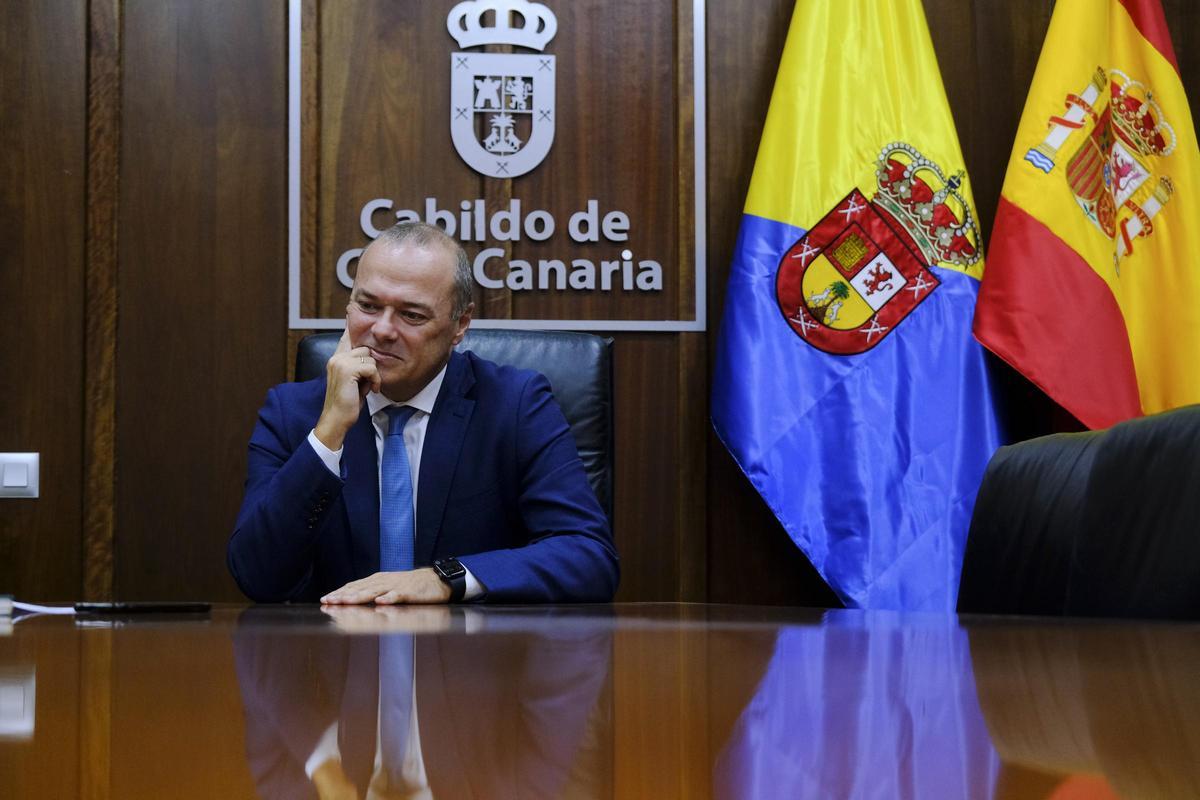 Augusto Hidalgo durante la entrevista en la sala de reuniones de la Consejería de Obras Públicas.