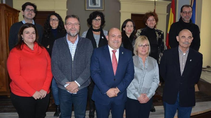 El equipo de Gobierno de Cieza posa tras su comparecencia de ayer.