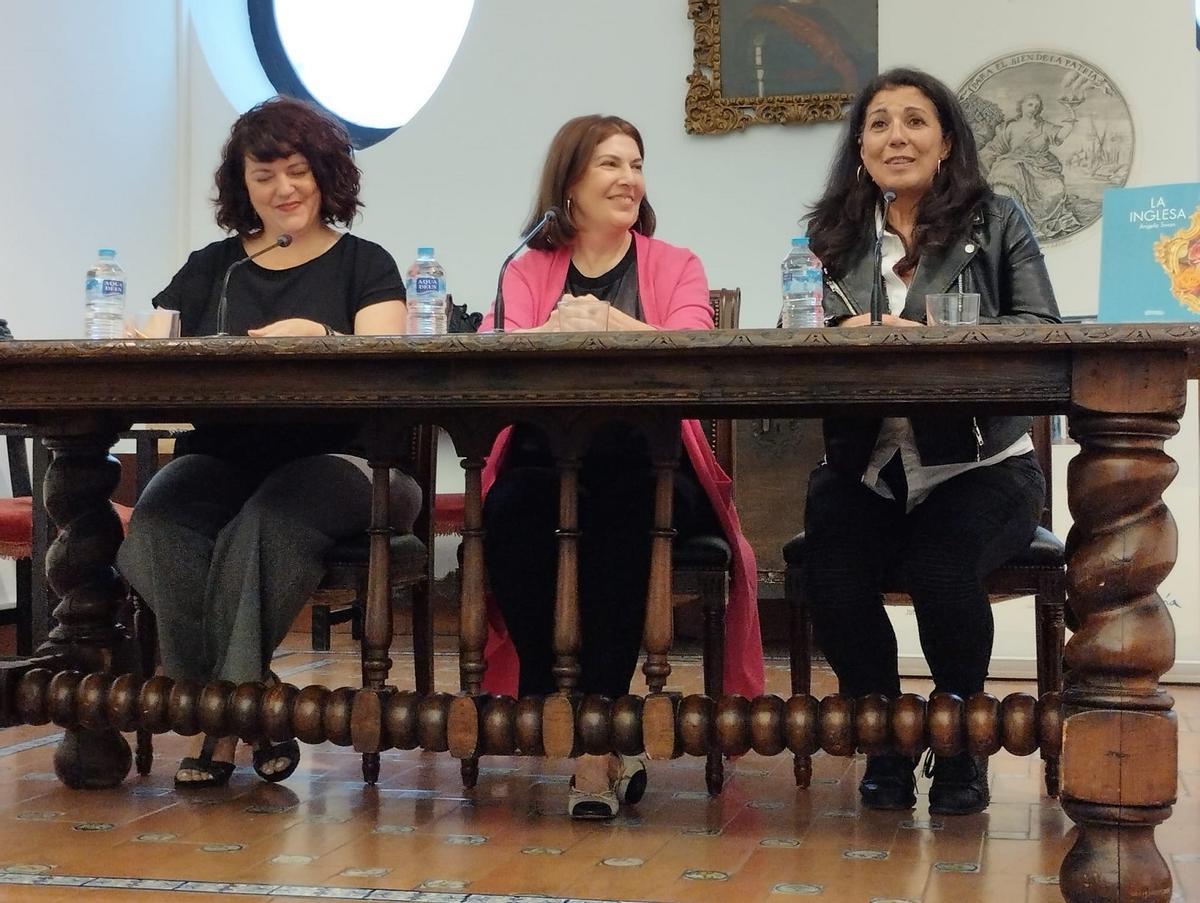 La autora, el mes pasado con su obra en la Sociedad Económica de Amigos del País.