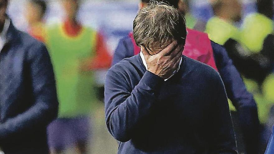 Juan Antonio Anquela, cabizbajo, ayer, durante el partido en el Tartiere.