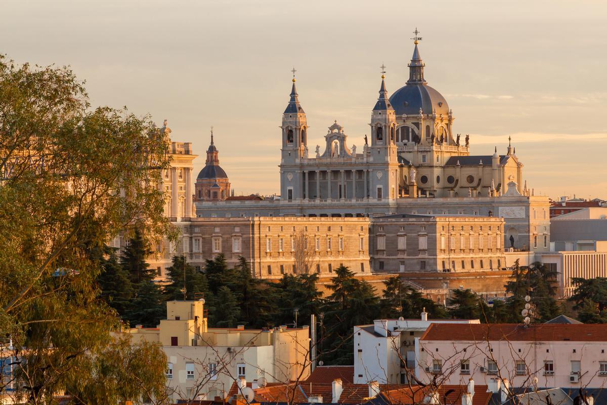 Horizonte de Madrid visto desde el templo de Debod con una vista sobre la Catedral de la Almudena