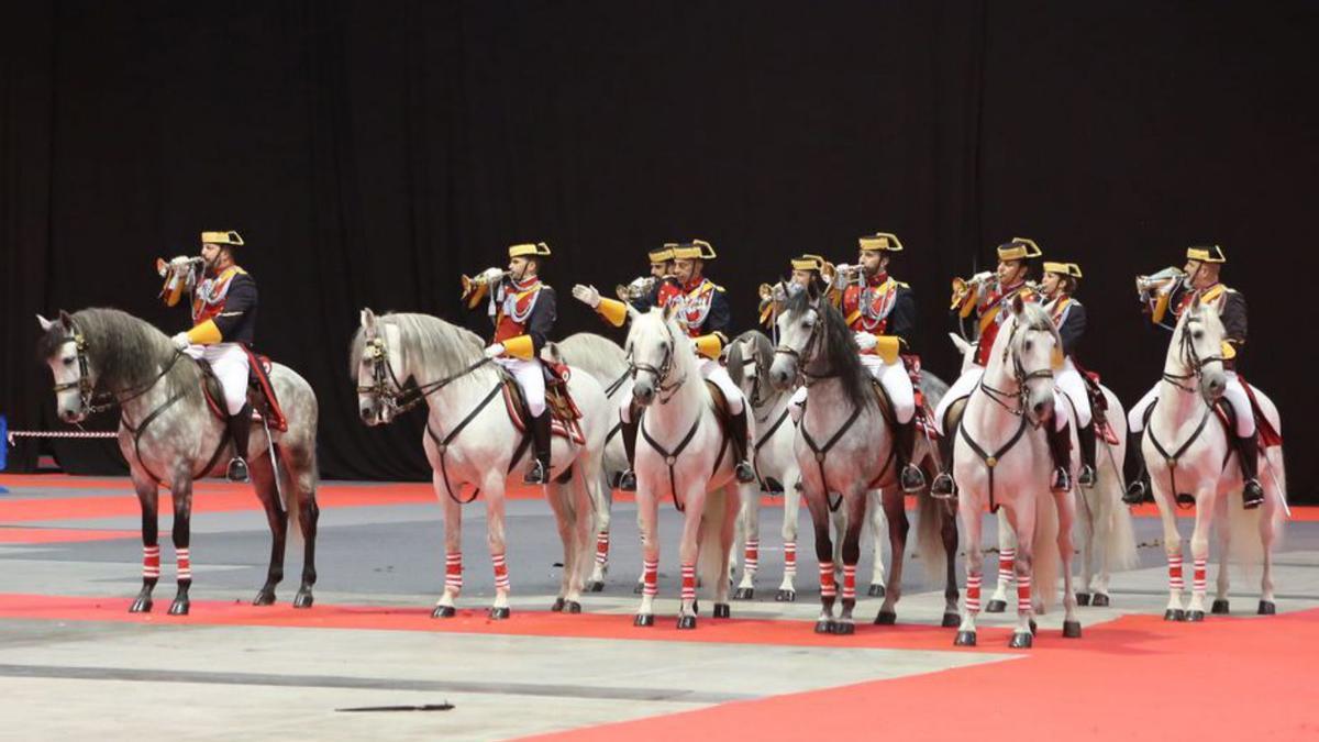 GUARDIASCIVILES, CON EL UNIFORME DE GALA, A CABALLO