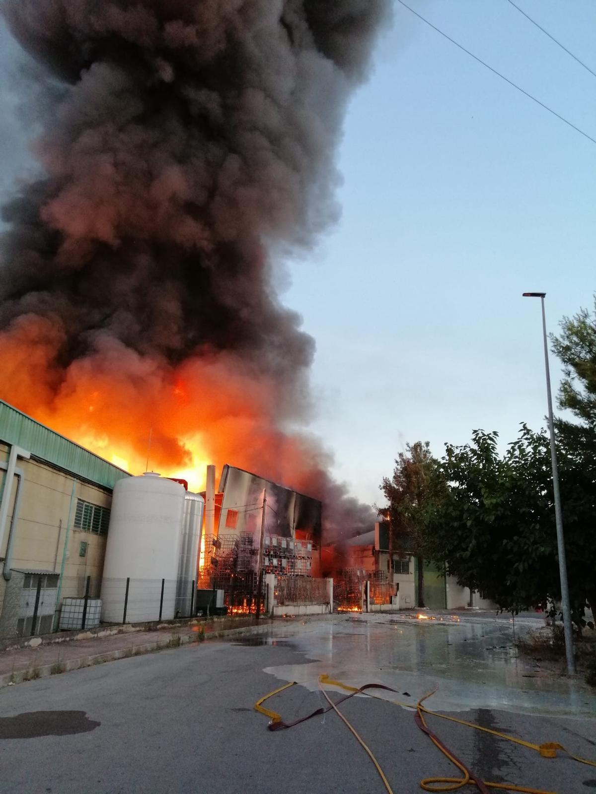 Gran columna de humo en el incendio del polígono El Muladar de Cehegín