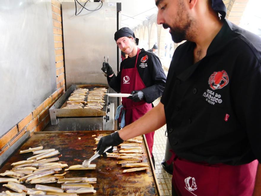 La preparación de las navajas a la plancha.