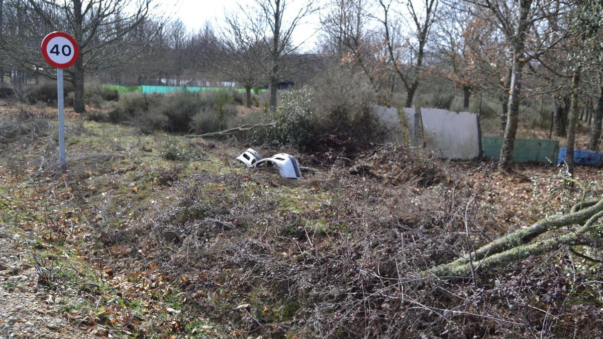 Restos de la chapa del vehículo tras el atropello en Sandón