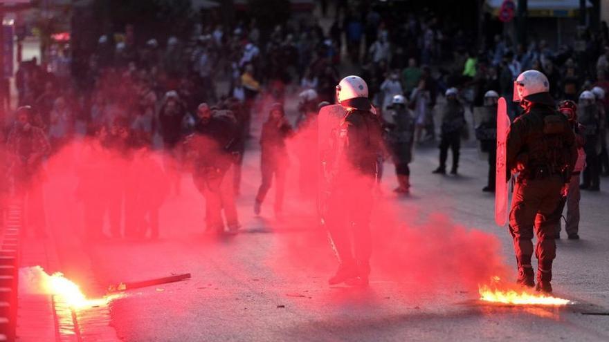 Grecia aprueba otra batería de recortes en medio de protestas en las calles