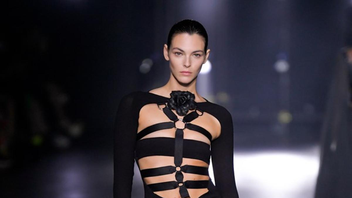 La moda más sensual de 2022: 'cut outs' y cortes 'cropped'