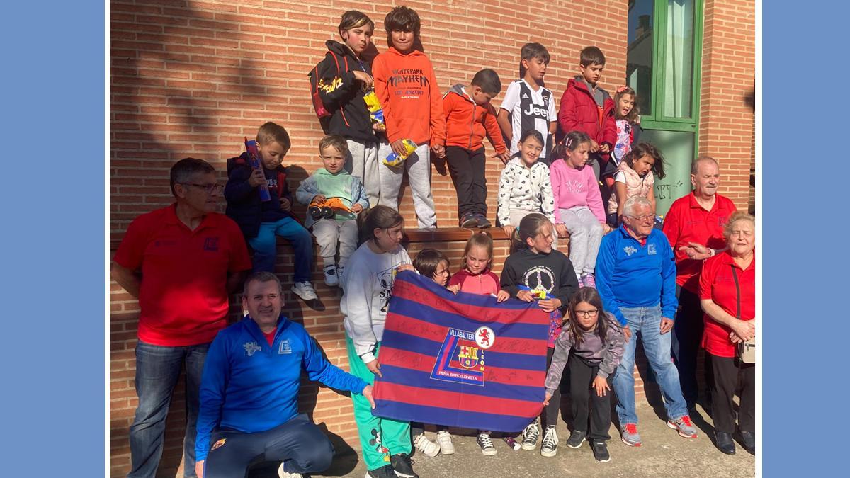 Representantes de la PB Villabalter y los niños y niñas que han tomado parte en el concurso de dibujo y pintura