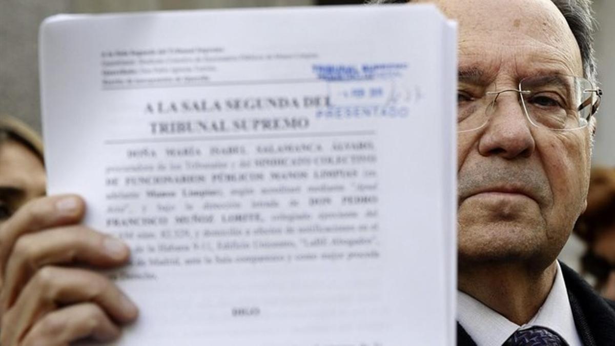 El secretario general de Manos Limpias, Miguel Bernard, con una copia de la querella que ha presentado este miércoles ante el Supremo contra Pablo Iglesias.