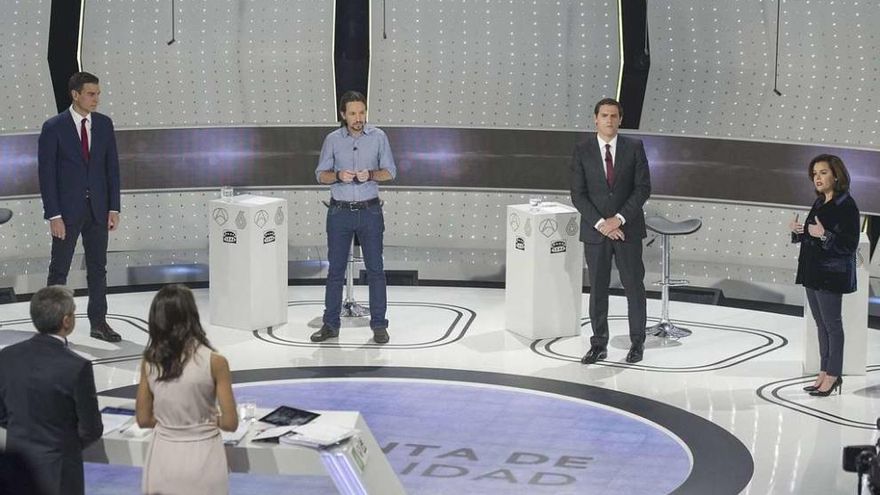 El primer debate televisivo a cuatro  |  . Los candidatos, de izquierda a derecha, Pedro Sánchez (PSOE), Pablo Iglesias (Podemos), Albert Rivera (Ciudadanos) y Soraya Sáenz de Santamaría (PP) durante el debate televisado anoche con los moderadores Ana Pastor y Vicente Vallés, de espaldas.