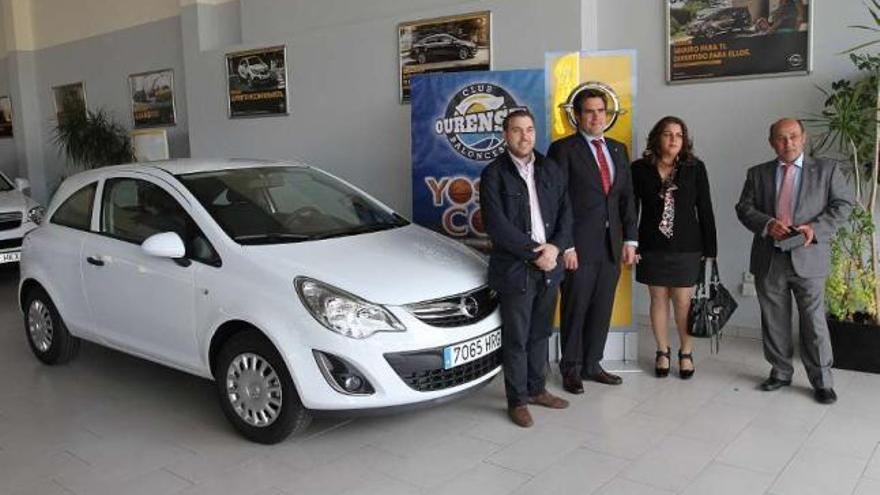 Manuel Lorenzo, Ramón Seijas, Marbelis Barrios y César Caride, ayer, en Bétula Cars. // Iñaki Osorio