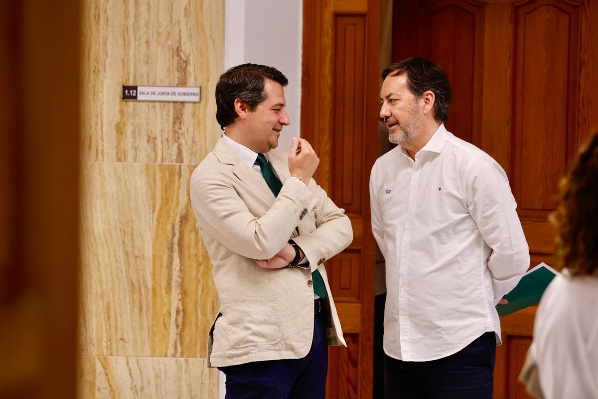 Antonio Fernández Monterrubio conversa con José María Bellido, alcalde de la ciudad.