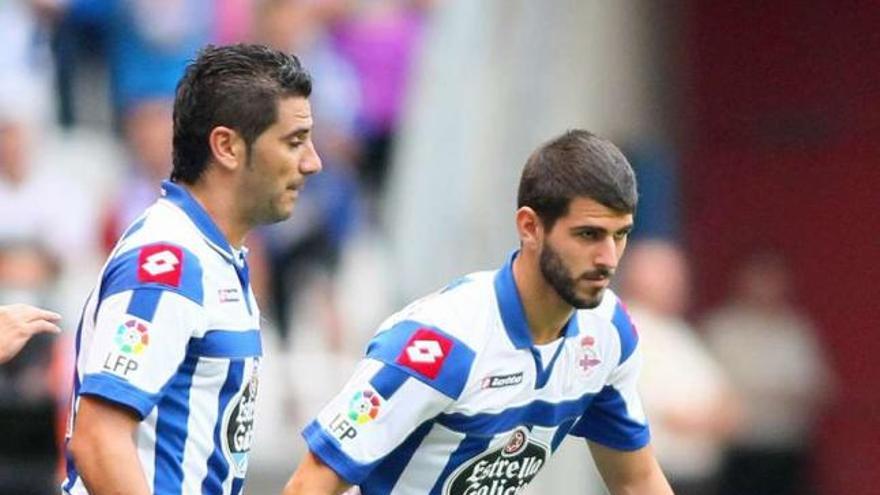 Oliveira sustituye a Riki durante un partido disputado esta temporada en Riazor. / 13fotos