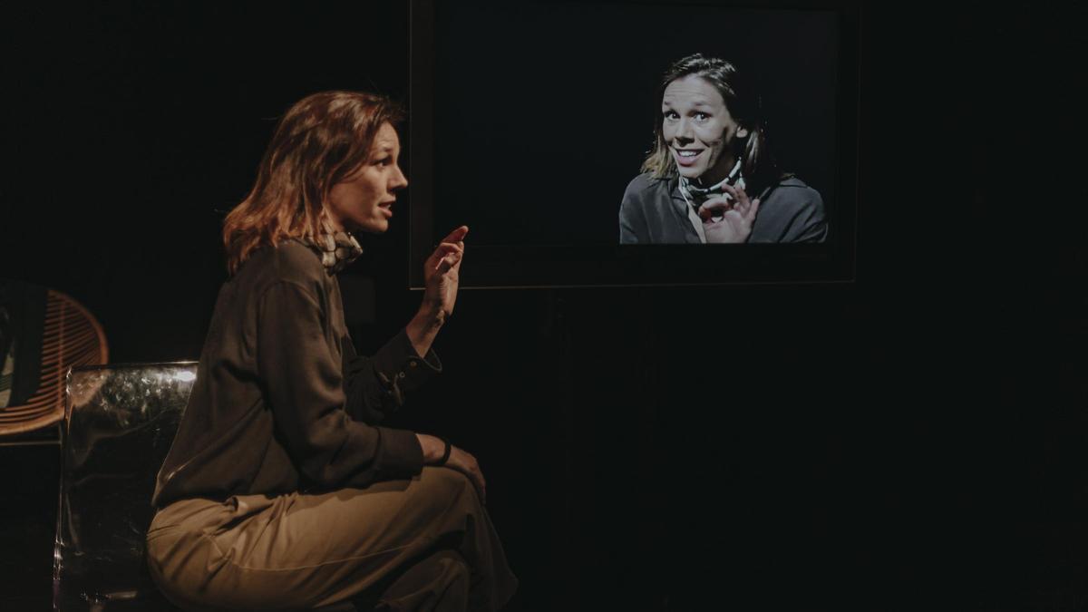 Un momento de la obra A la Deriva, protagonizada por Marta Montiel y Elies Barberà