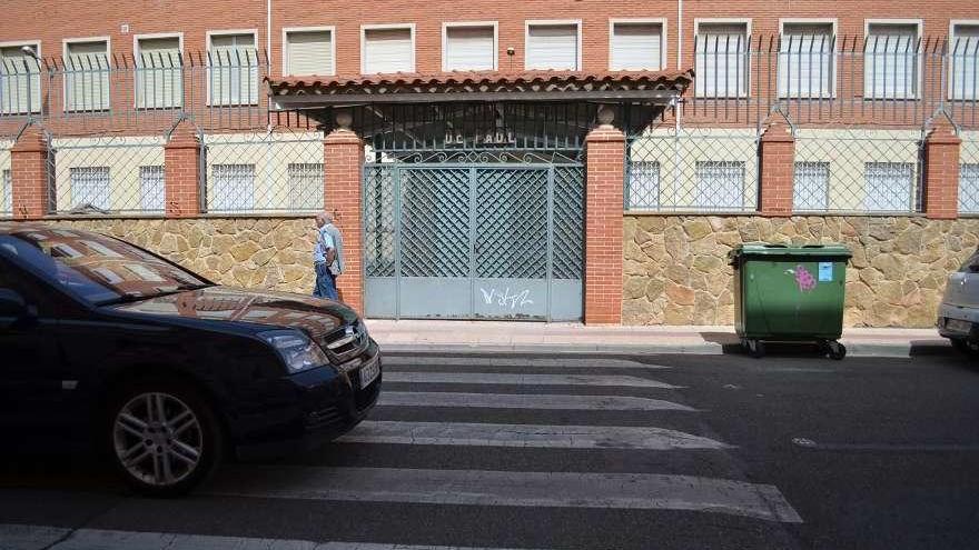 Acceso al colegio San Vicente de Paúl por la calle Sor Asunción Romo.