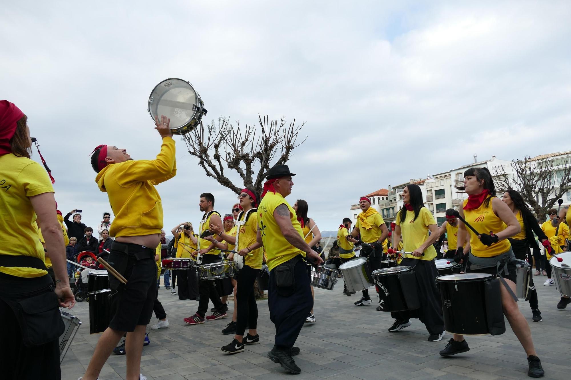 La Batuscala celebra 10 anys desembarcant a la platja de les Barques de l'Escala