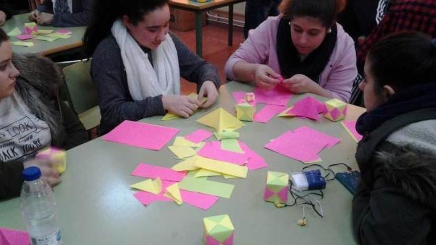 Los alumnos de El Batán, en el taller de &quot;origami&quot;.