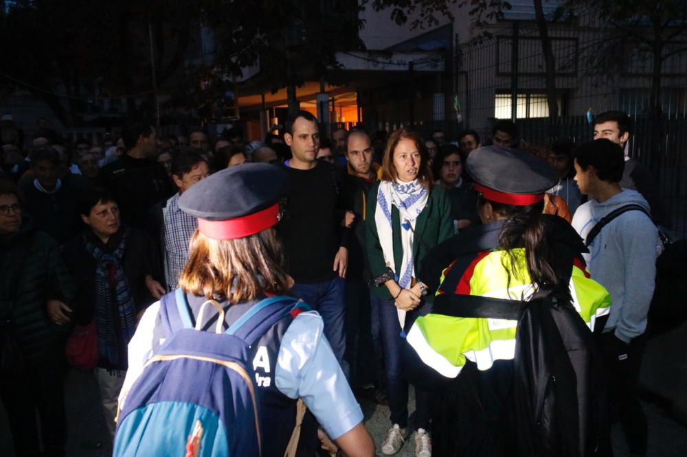 Els Mossos d''Esquadra arriben a l''escola Eximenis de Girona