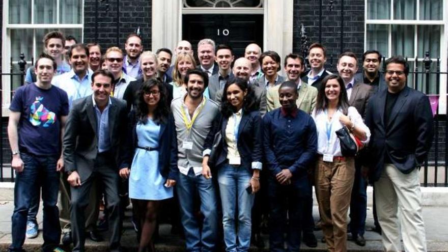 Los ganadores del certamen posaron ante el número 10 de Downing Street. De Miguel, segundo por la izda.