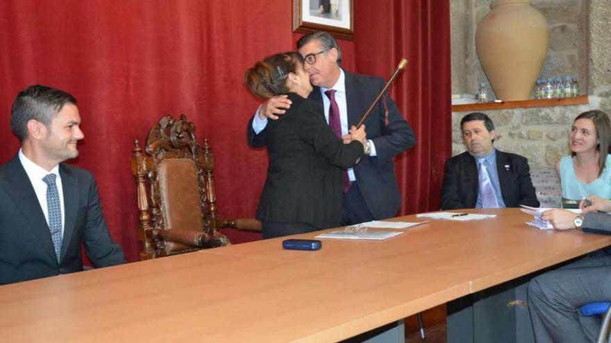 Corporativos del PP en el Ayuntamiento de Fermoselle, con Alejandro Fermoselle recibiendo el bastón de mando.