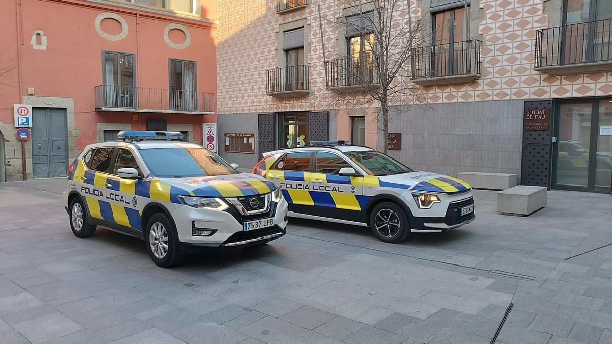 Dos coches de la Policía Local de la Jonquera aparcados ante el ayuntamiento.