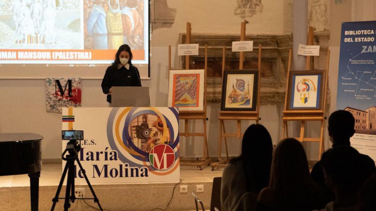 Alumnos del IES María de Molina se suman a la paz mediante la poesía.