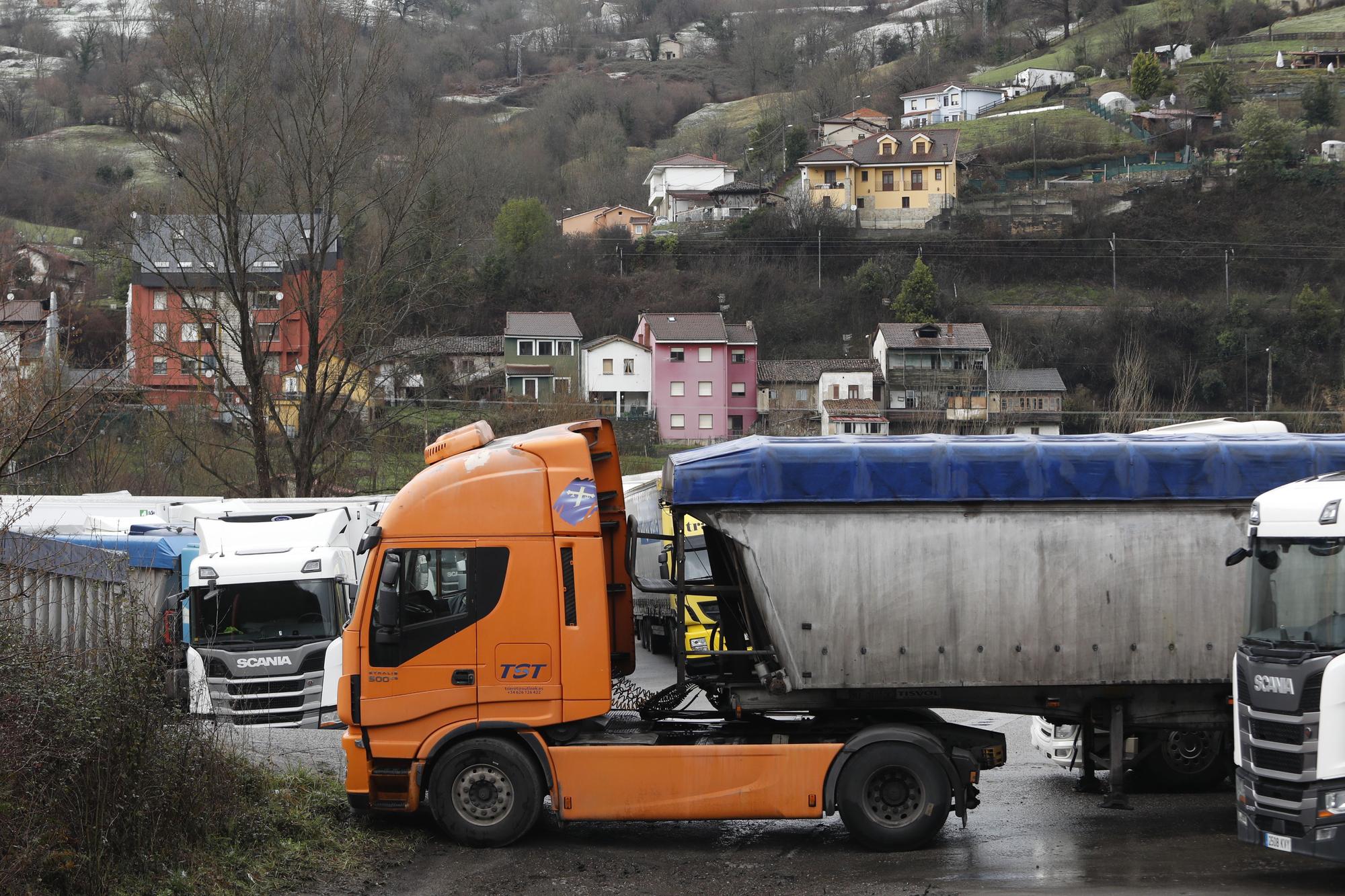 Los camioneros, parados durante horas por los cierres en Pajares y el Huerna.