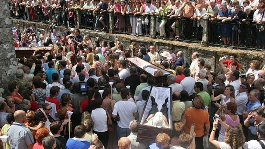 Los ofrecidos dentro de los ataúdes en la romería de Santa Marta de Ribarteme.