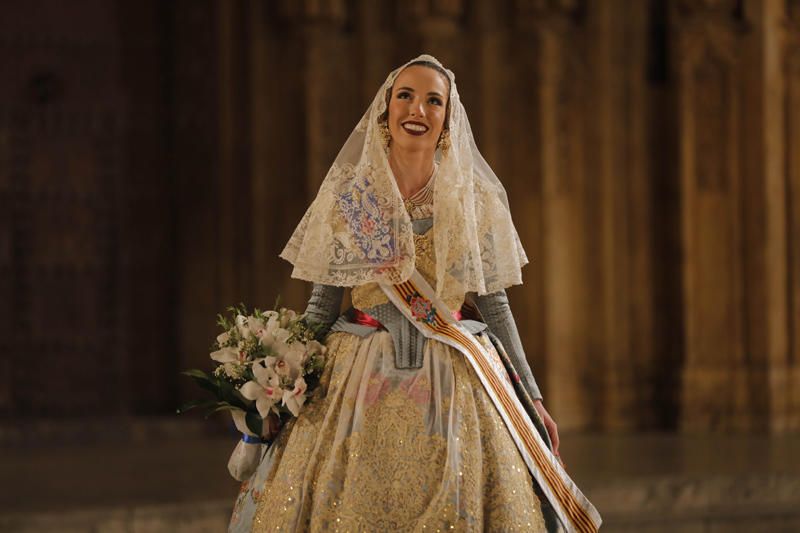 Marina Civera y su corte de honor en la Ofrenda de las Fallas 2019.