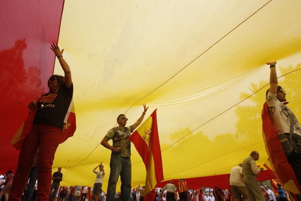 Caravana de vehículos con banderas españolas en València